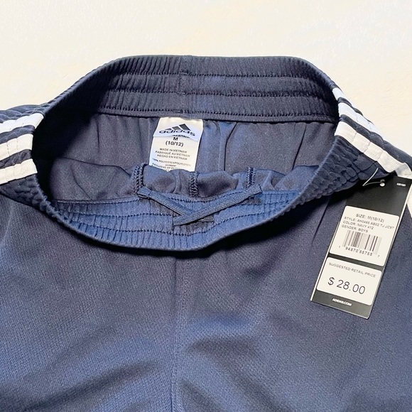 🆕Boys Adidas Classic Three-Stripe Shorts - Picture 6 of 13